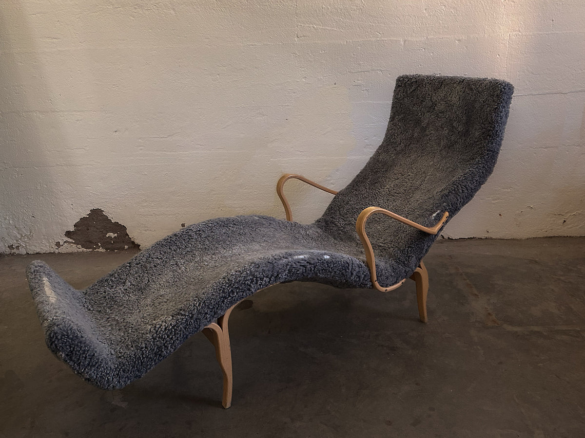 Swedish Pernilla Chaise Lounge by Bruno Mathsson, Gray Sheepskin