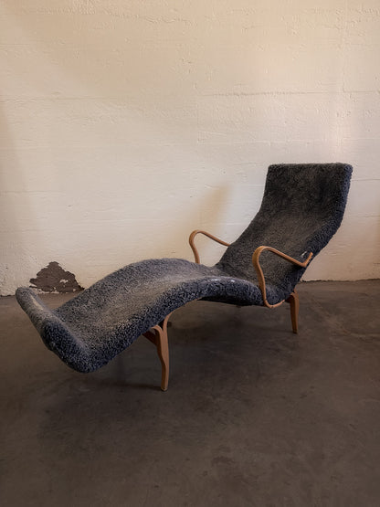 Swedish Pernilla Chaise Lounge by Bruno Mathsson, Gray Sheepskin