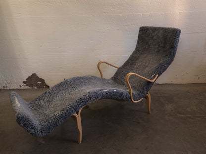 Swedish Pernilla Chaise Lounge by Bruno Mathsson, Gray Sheepskin